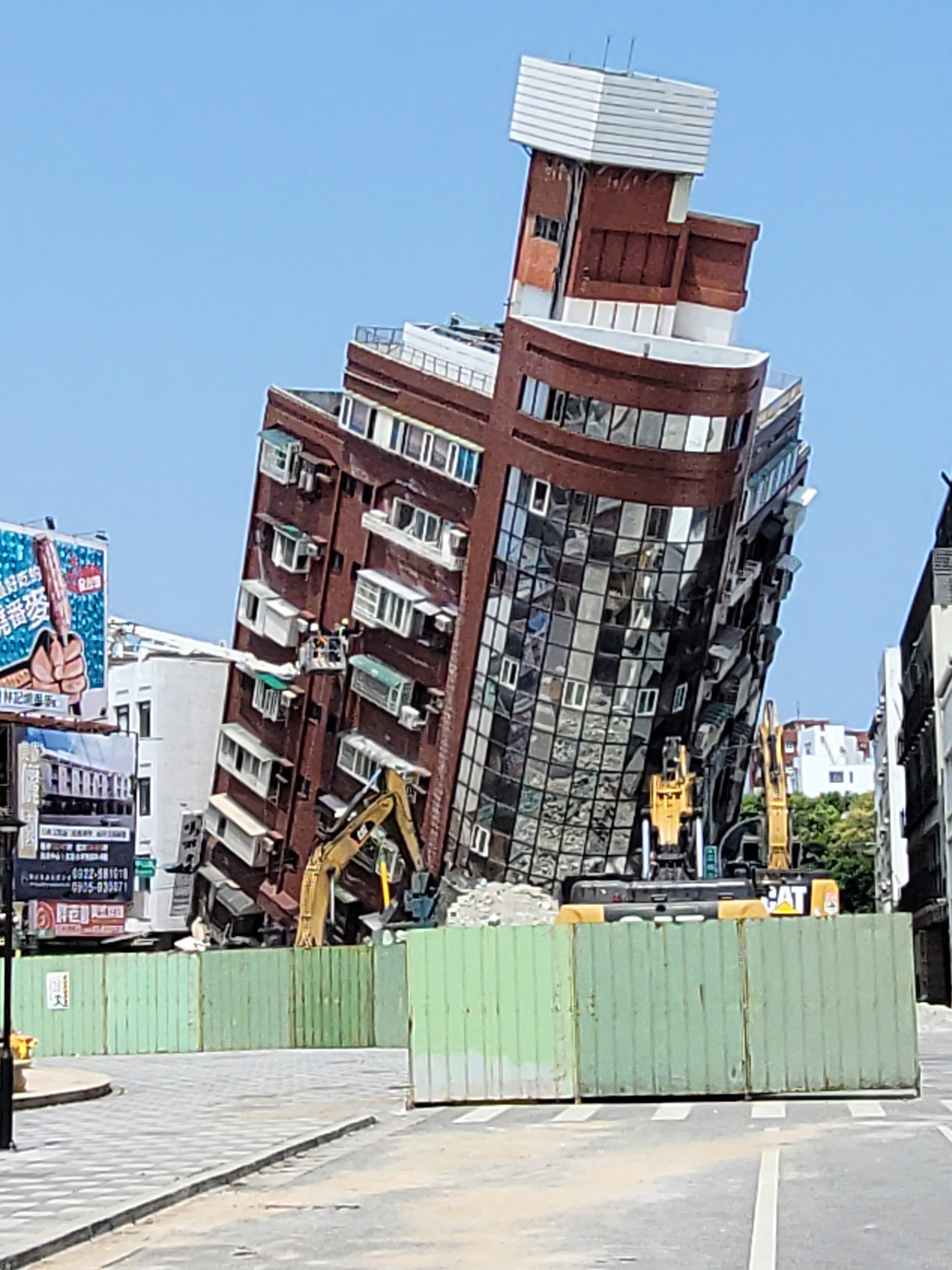 L'immeuble Uranus (Tianwángxing), construit en 1986 s'est incliné suite à la secousse du 3 Avril. Le rez-de-chaussée, à la tête de son plan triangulaire s'est écrasé. En juin, il était démoli